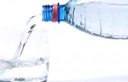 Nabici w butelkę, czyli skąd pochodzi butelkowana woda?
