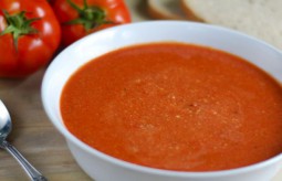 Pyszna zupa pomidorowa z pieczoną papryką i ziołami