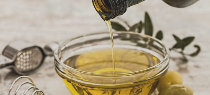 Olejowanie włosów oliwą z oliwek