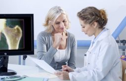 Osteoporoza w menopauzie – jak jej skutecznie zapobiec?
