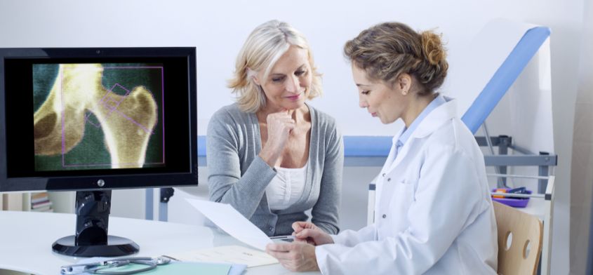 Osteoporoza w menopauzie – jak jej skutecznie zapobiec?